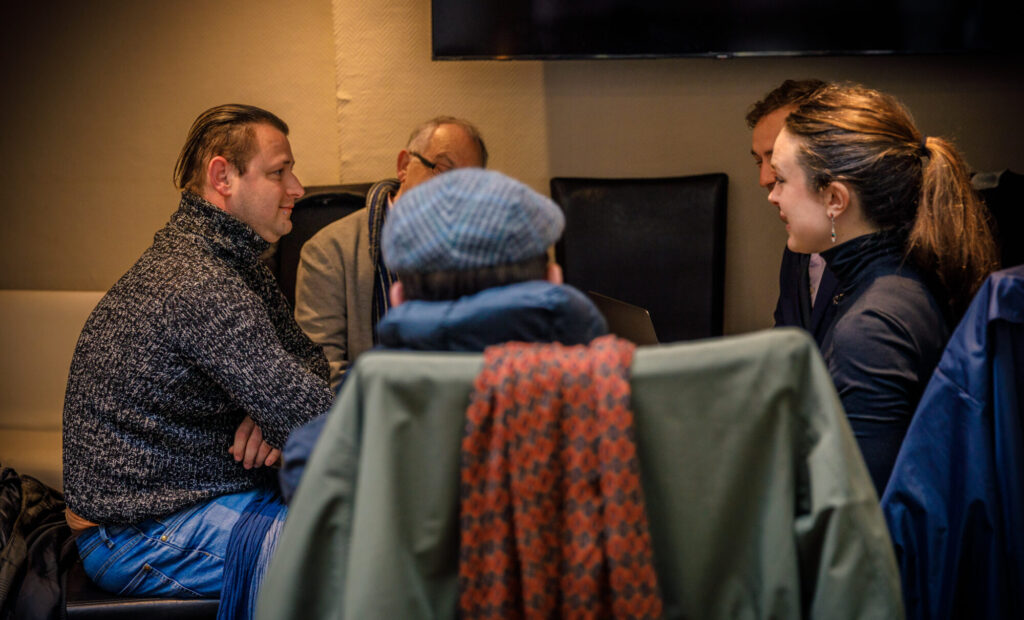 Eric och Matilda intervjuar Pascal Erre och RN-aktivisten Bernard. Foto: Jesper Ahlin Marceta
