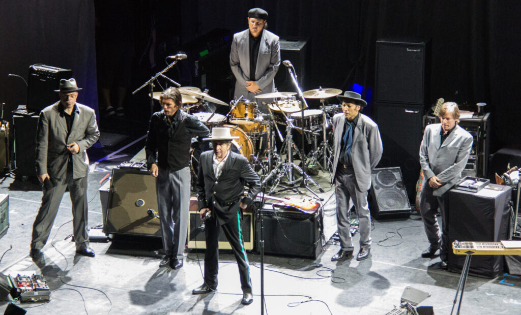 Bob_Dylan_band_2012 Adrian Lasso