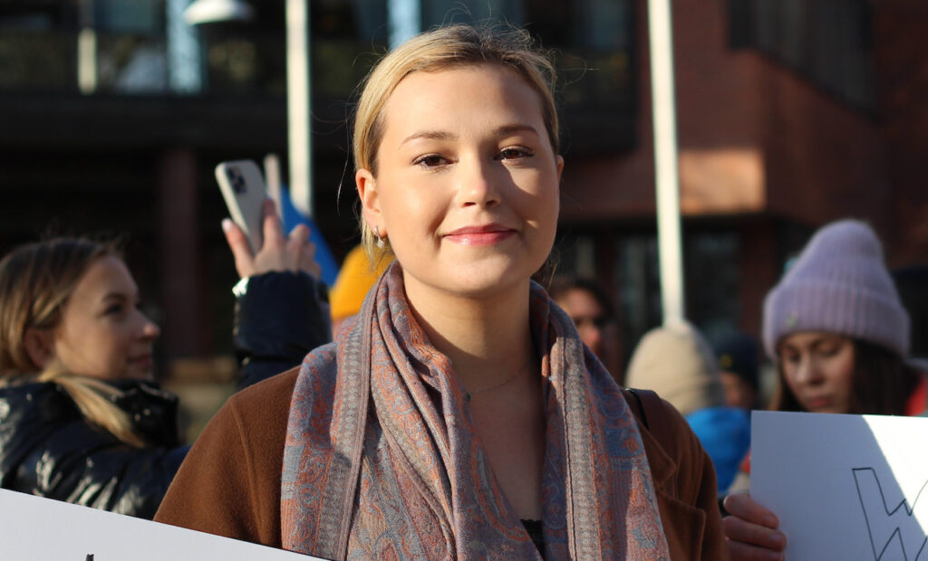 Olga Anikina demonstrerar för Ukraina. Foto: Maja Ekdahl