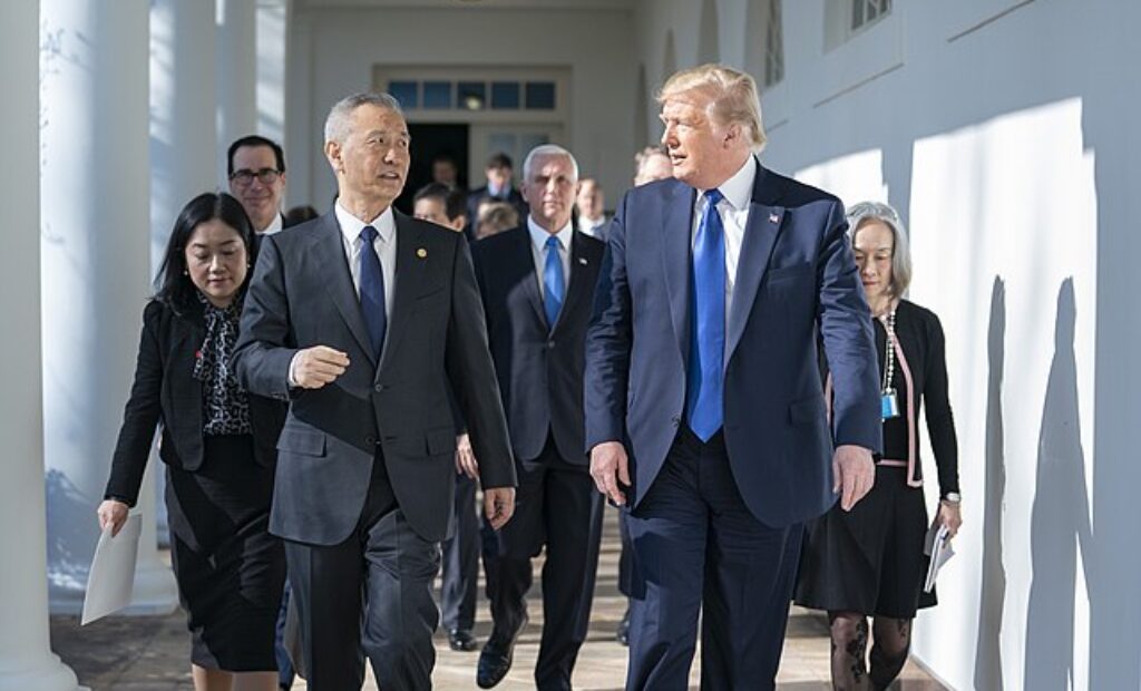 USA:s president Donald Trump och Kinas vice premiärminister Liu He på väg till undertecknandet av handelsavtalet mellan USA och Kina i Vita huset 15 januari 2020.